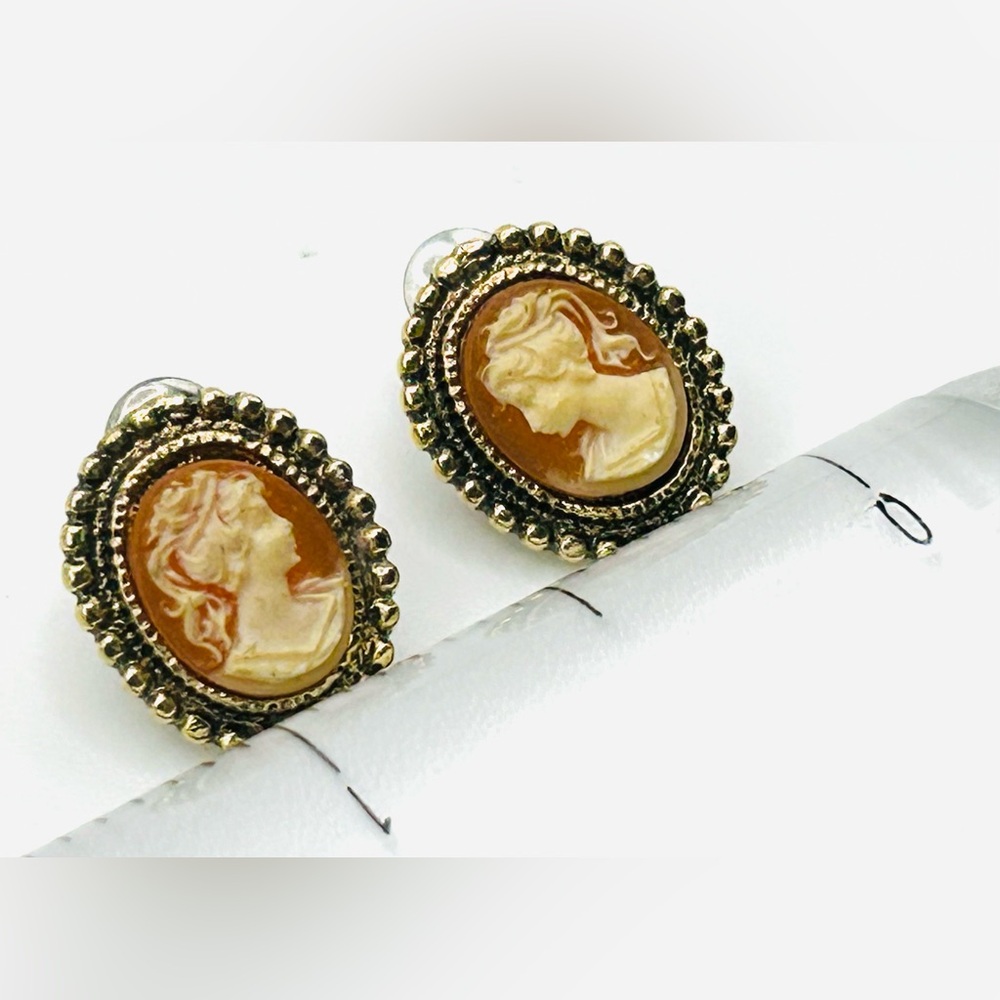 Vintage Small Cameo Stud Earrings - Picture 4 of 4